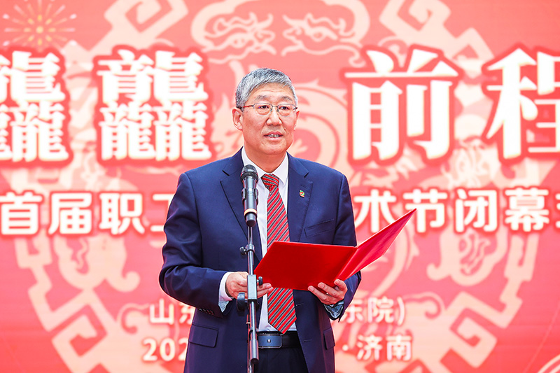 王雷鸣致新春贺词,代表公司党委向大家致以美好的祝福.